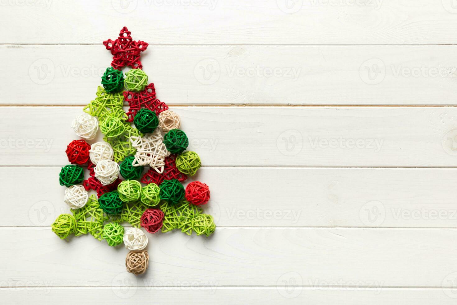 jul träd tillverkad från färgad handgjort boll dekoration på färgad bakgrund, se från ovan. ny år minimal begrepp med kopia Plats foto