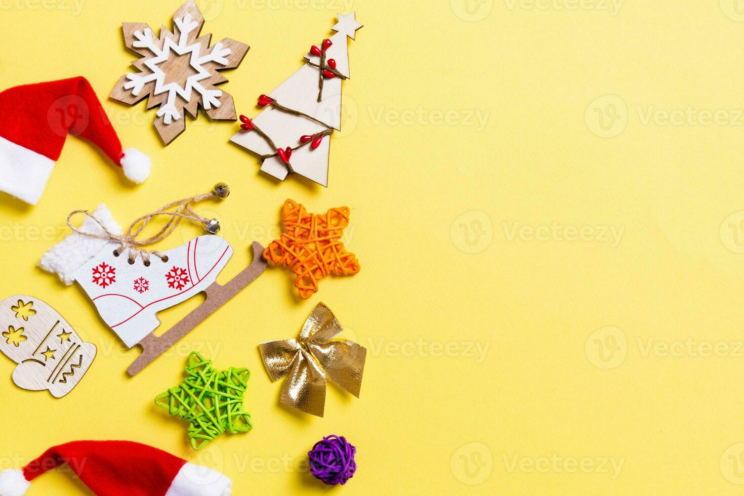 topp se av jul dekorationer och santa hattar på gul bakgrund. Lycklig Semester begrepp med kopia Plats foto