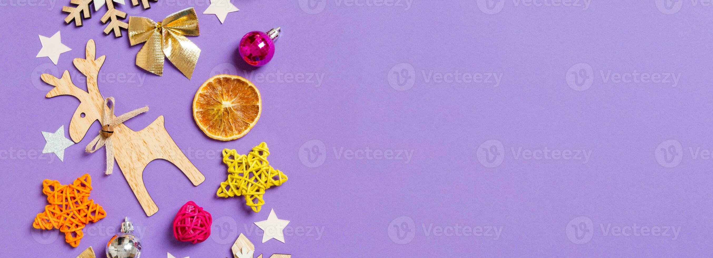 topp se baner av ny år leksaker och dekorationer på lila bakgrund. jul tid begrepp med tömma Plats för din design foto