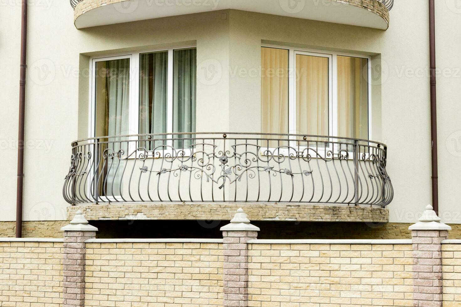 skön små hörn balkong på en modern byggnad lägenhet foto