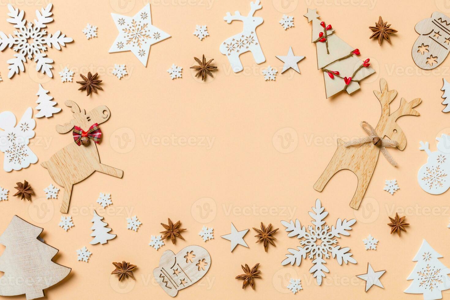 festlig dekorationer och leksaker på orange bakgrund. glad jul begrepp med kopia Plats foto