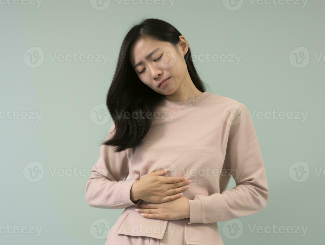 asiatisk kvinna visas till vara i smärta på grå bakgrund ai generativ foto
