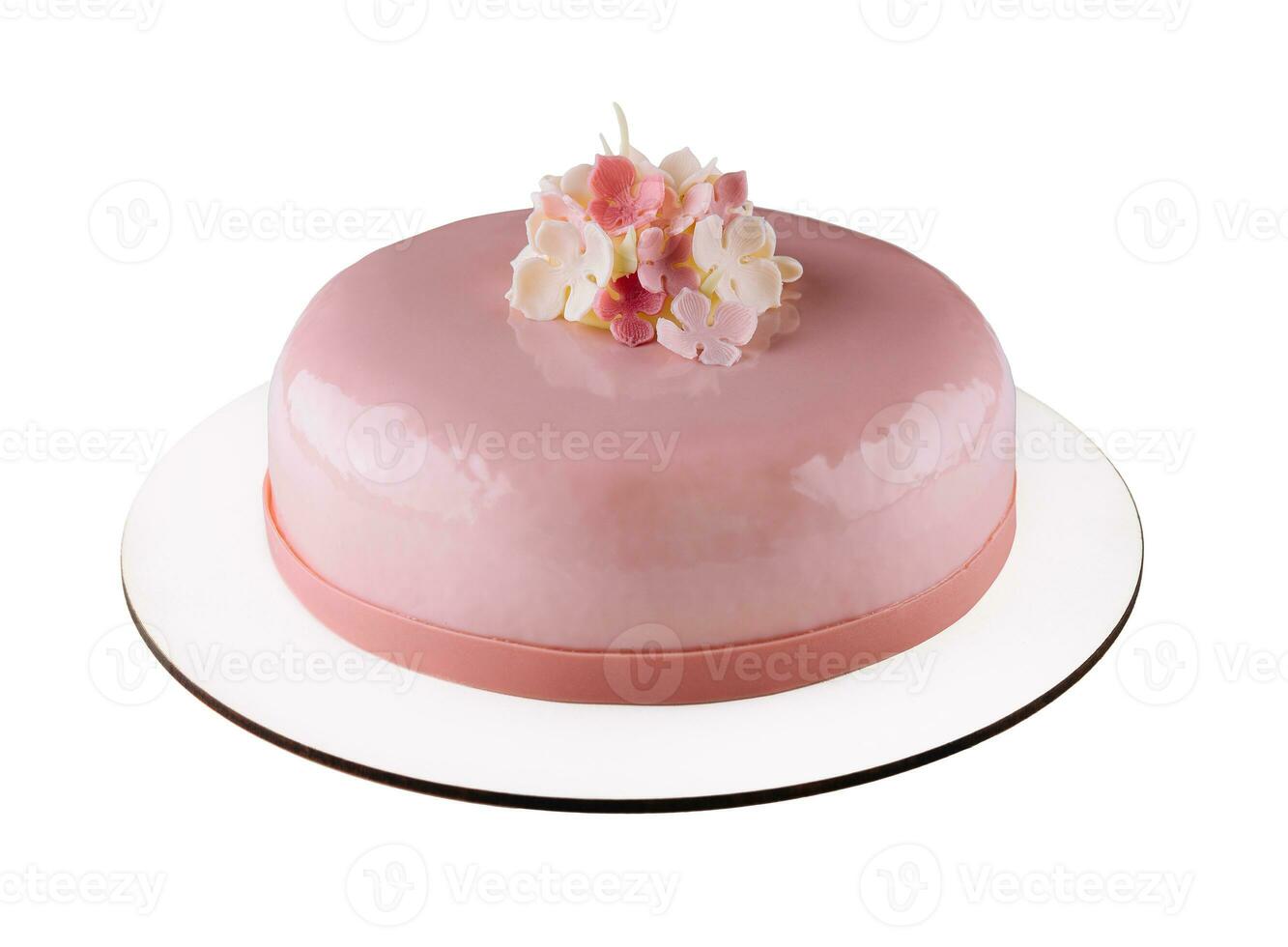 rosa mousse kakor dekorerad på vit tallrik foto
