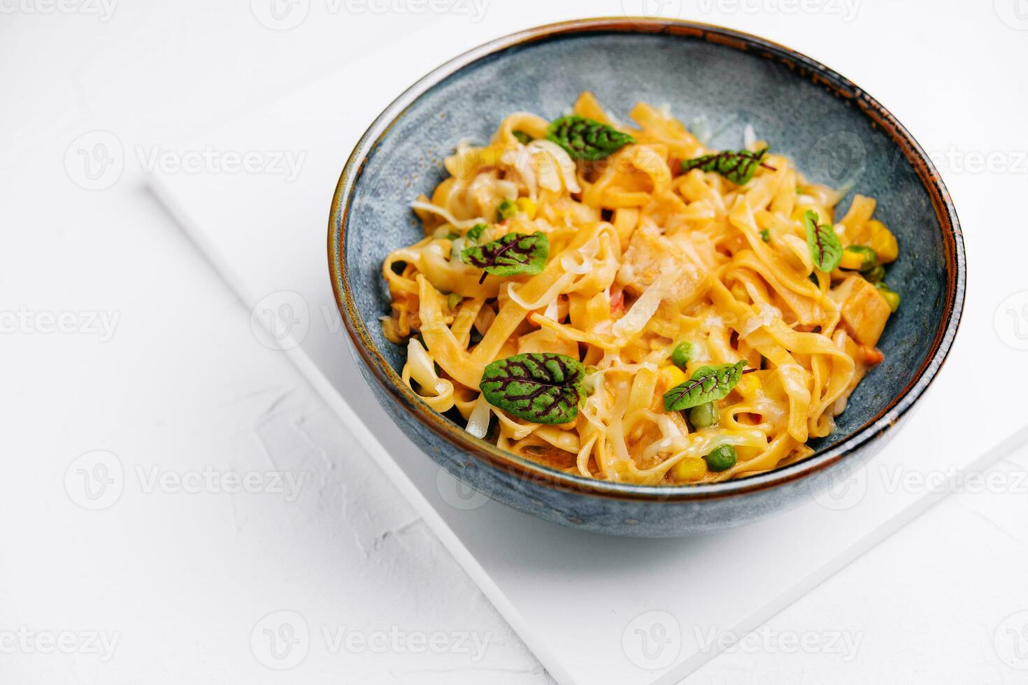 pasta sallad med grillad grönsaker ärtor och majs foto