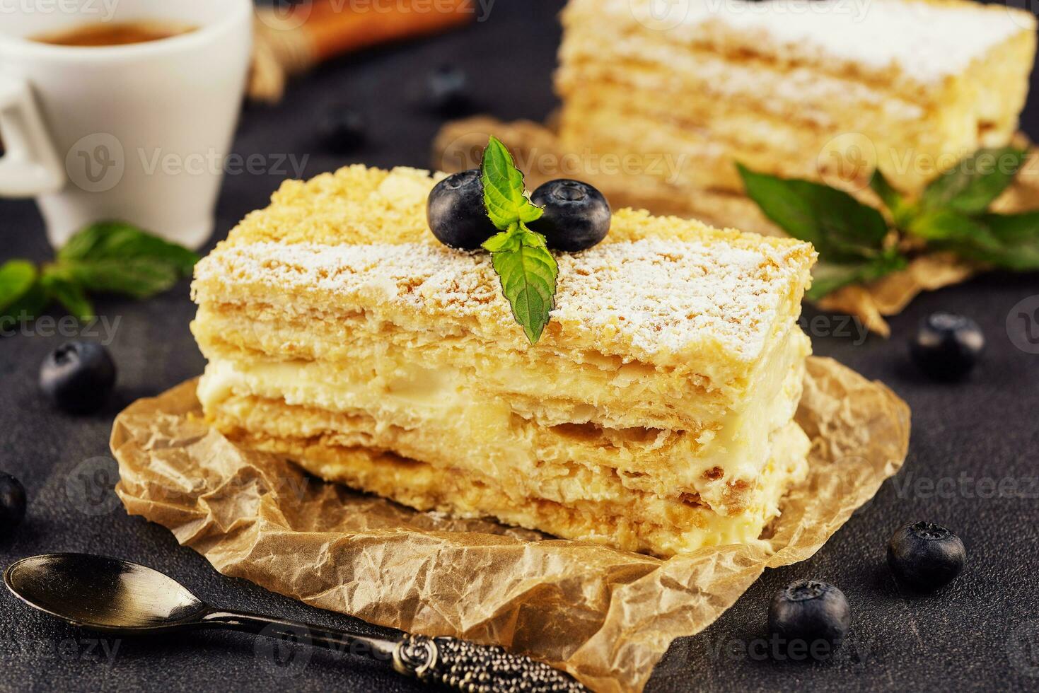 bakad kaka napoleon, millefeuille garnerad med blåbär och mynta foto