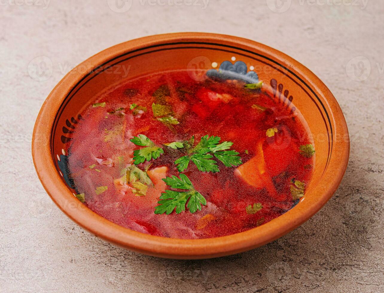 ukrainska röd borscht soppa i en rustik skål foto