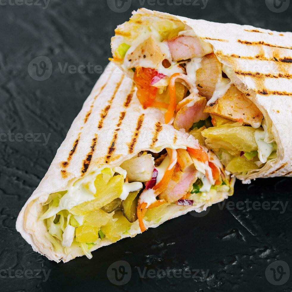 utsökt kyckling shawarma på svart sten foto