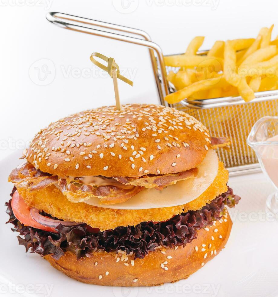 Krispig friterad kyckling burger eras med franska frites foto