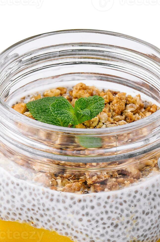 chia pudding med exotisk frukt och granola foto