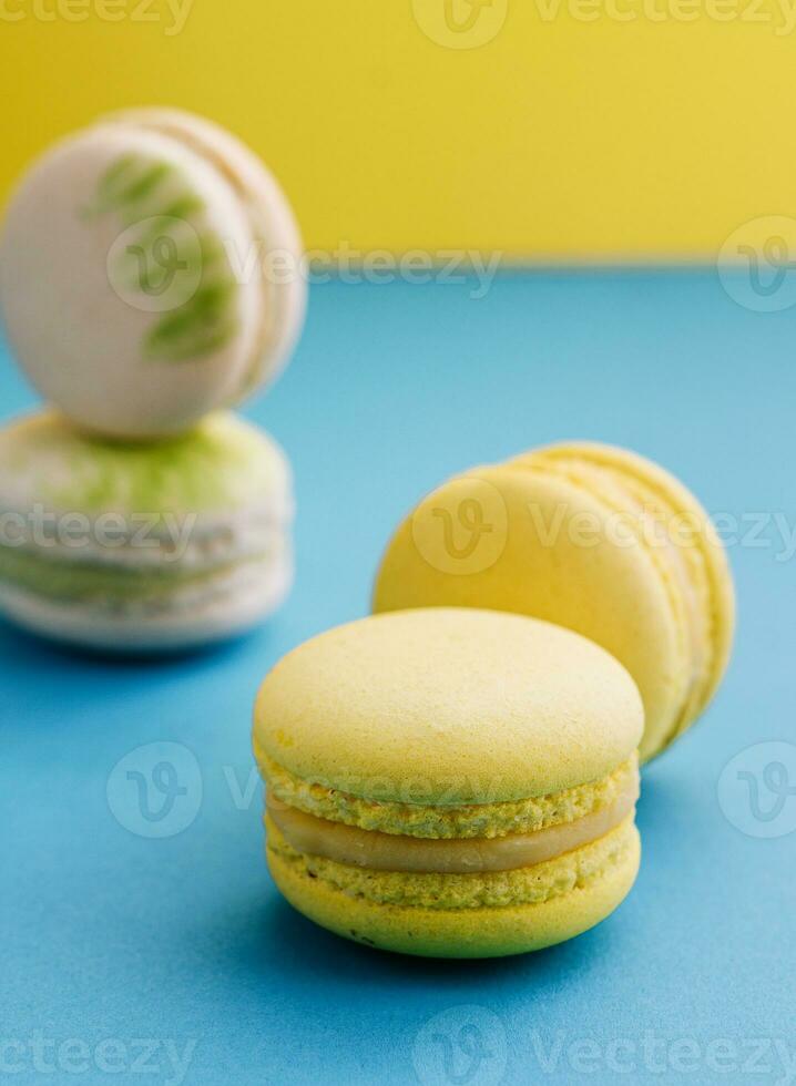 ljuv och färgrik macaroons på blå med gul bakgrund foto