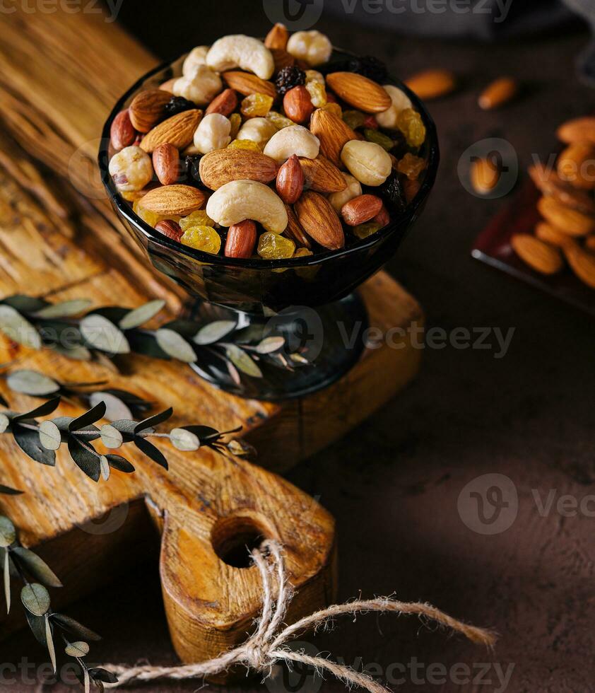 skål med blandad organisk nötter på trä- styrelse foto