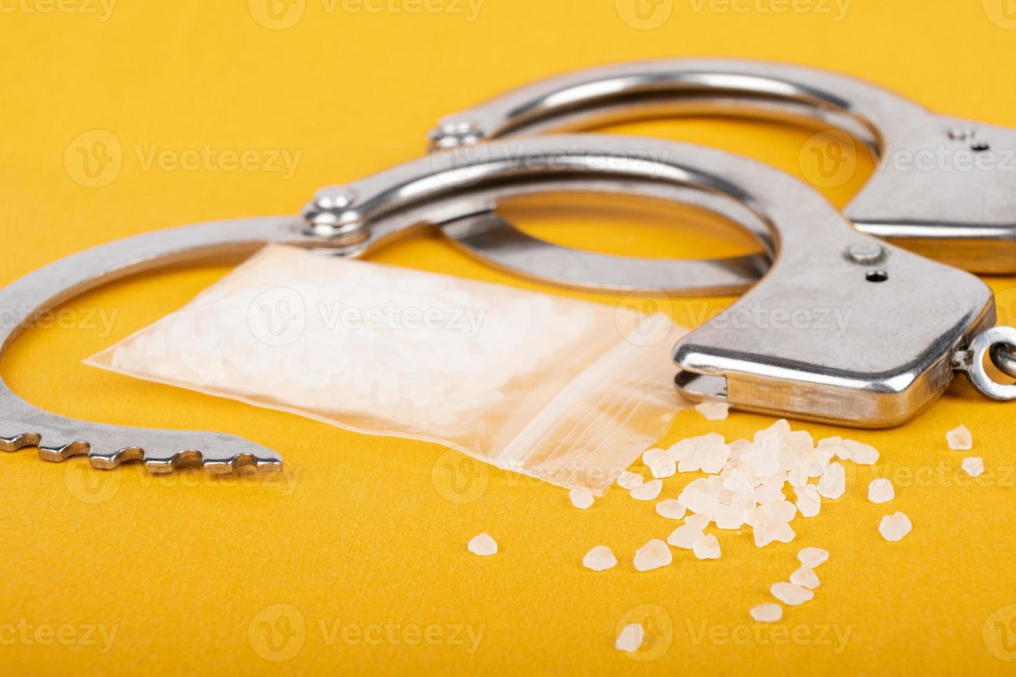 handbojor och kristaller av droger, gripande av en droghandlare foto