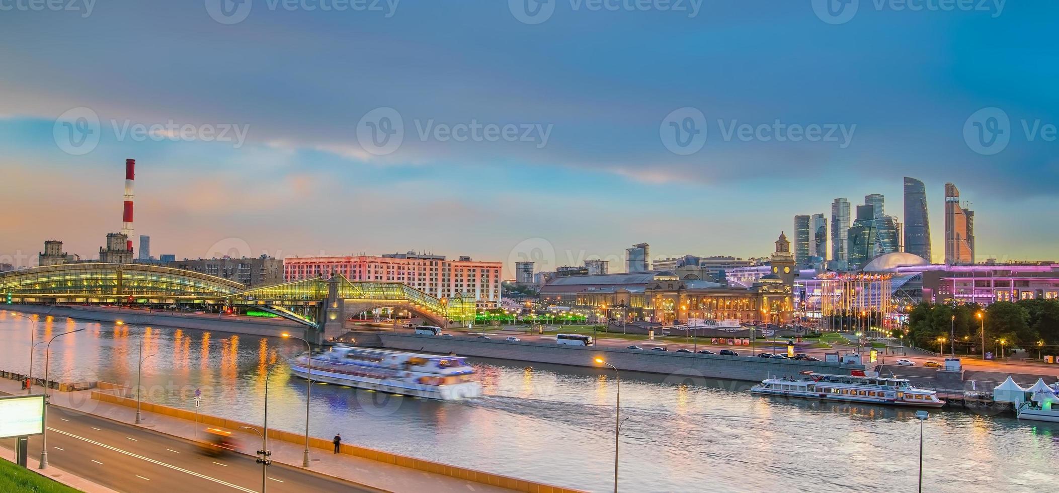 Moskvas stads skyline affärsdistrikt och Moskva floden i Ryssland foto