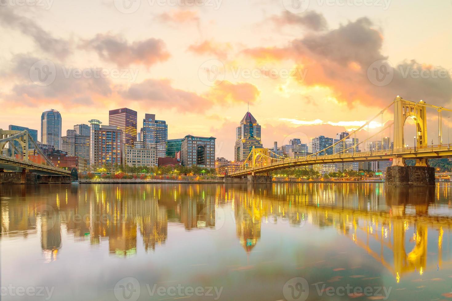 panorama över centrala Pittsburgh i skymningen foto