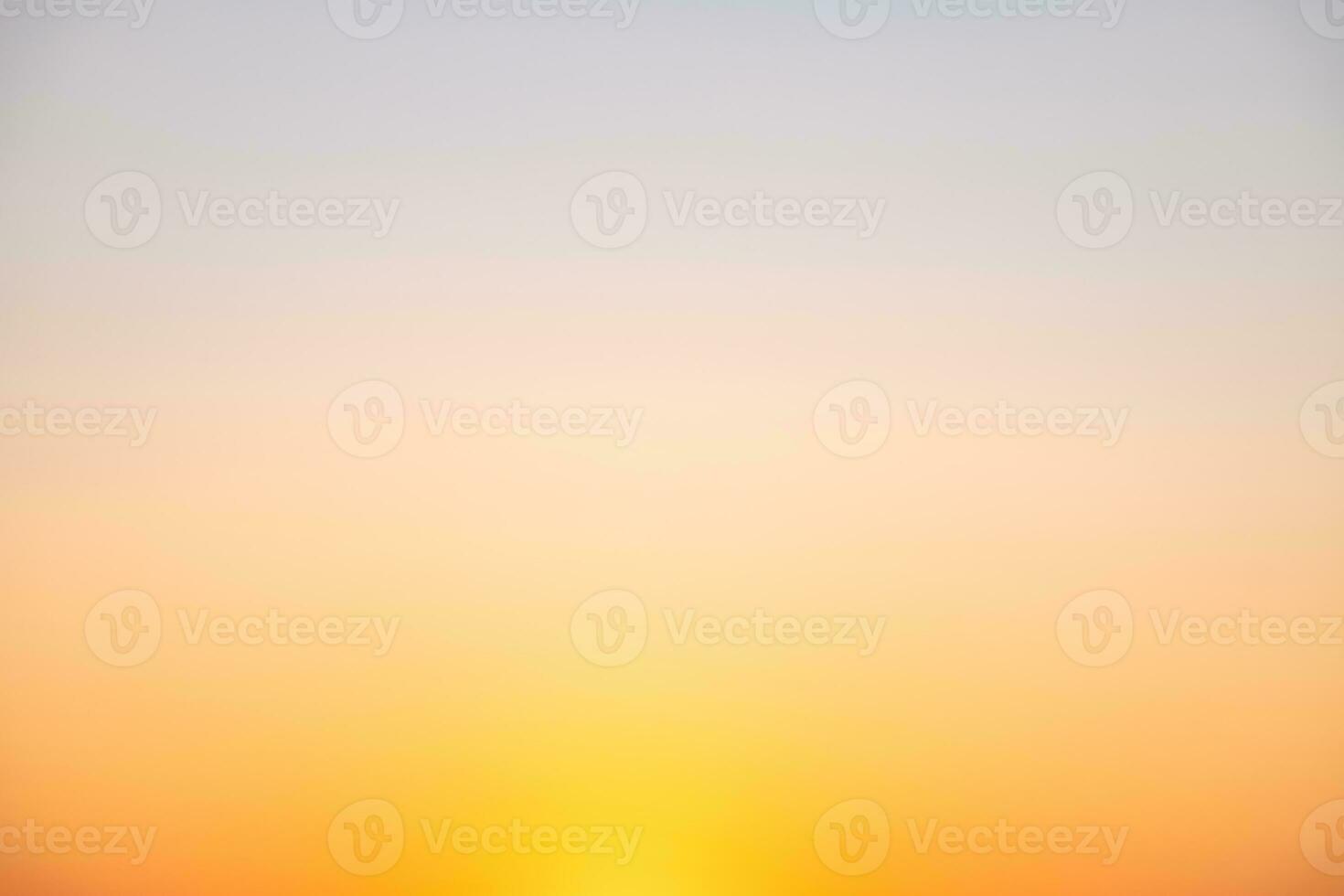 skön lyx mjuk lutning med orange guld moln och solljus på de blå himmel perfekt för de bakgrund, ta i kvällstid, morgon, skymning, hög definition landskap Foto