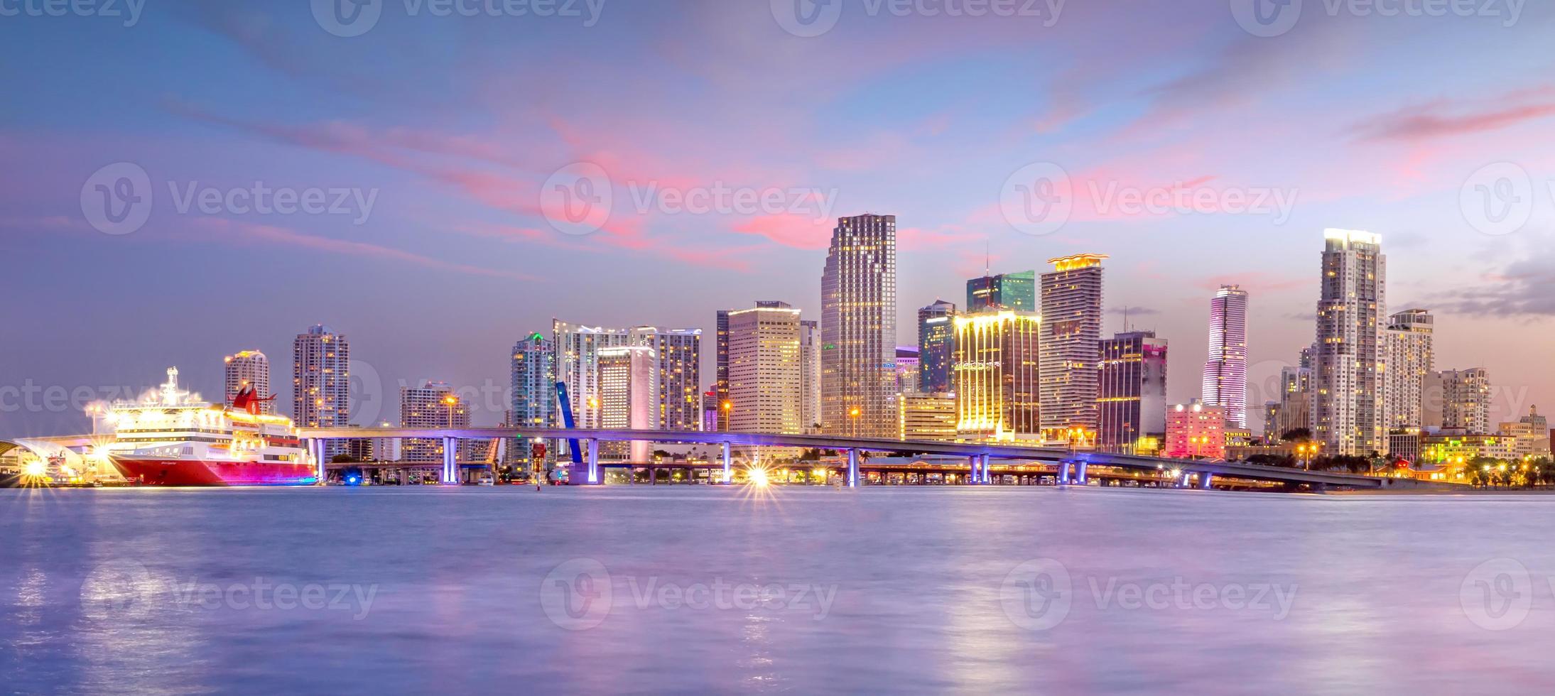 Miami city skyline panorama i skymningen foto