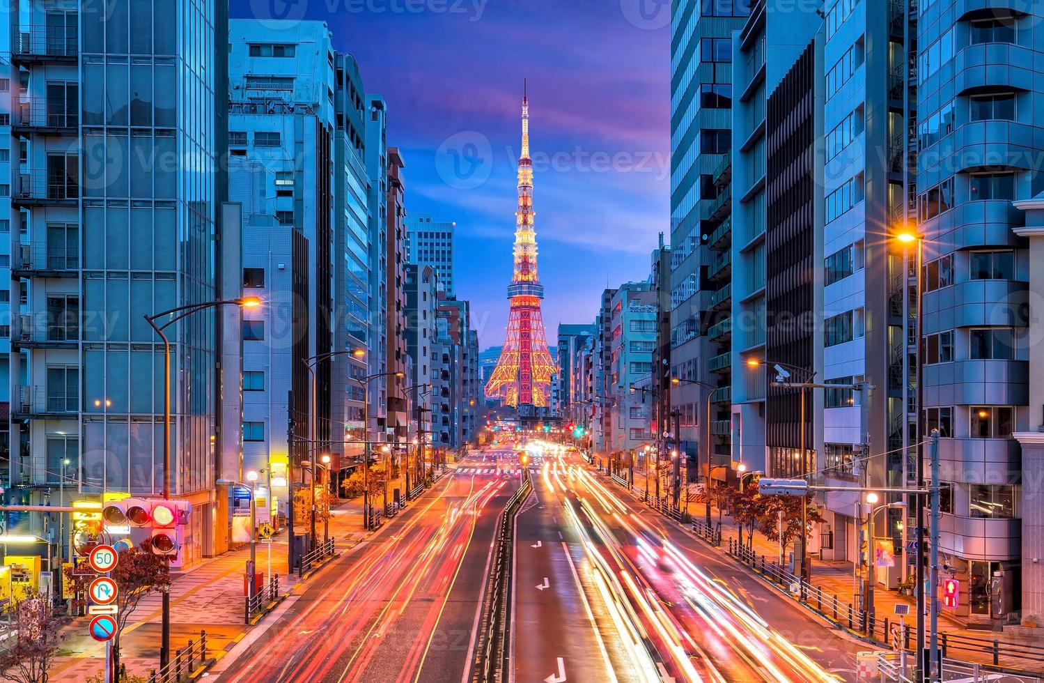 tokyo city street view med tokyo tower foto