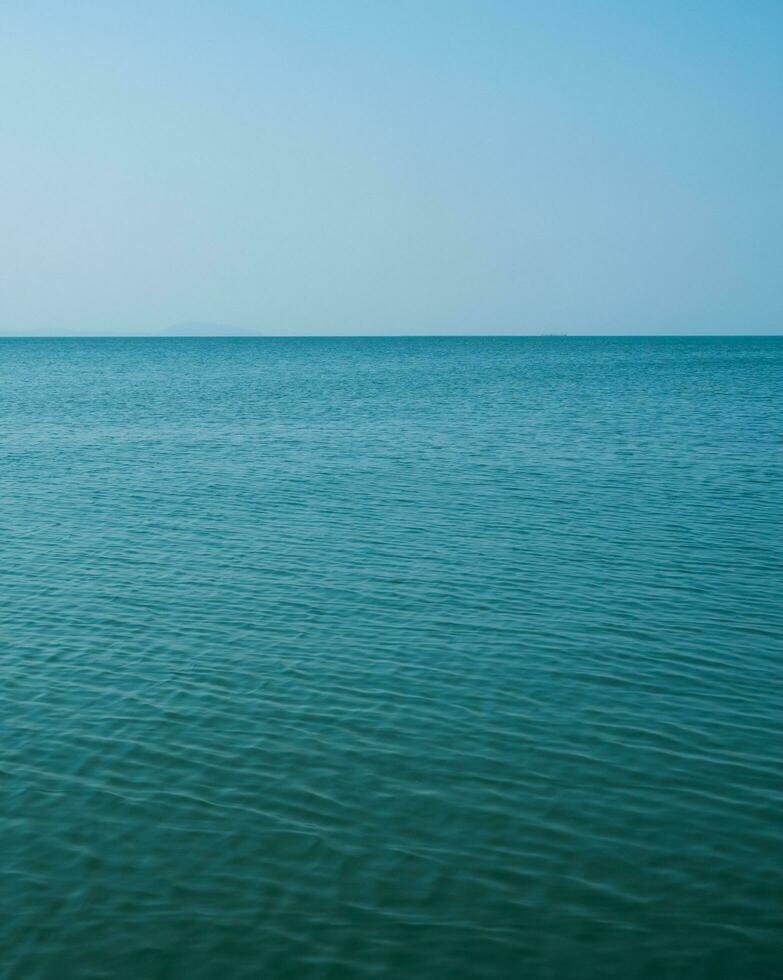 landskap skön sommar vertikal främre se tropisk hav strand vit sand rena och blå himmel bakgrund lugna natur hav Vinka vatten ingen resa på sai kaew strand thailand chonburi Sol dag tid foto