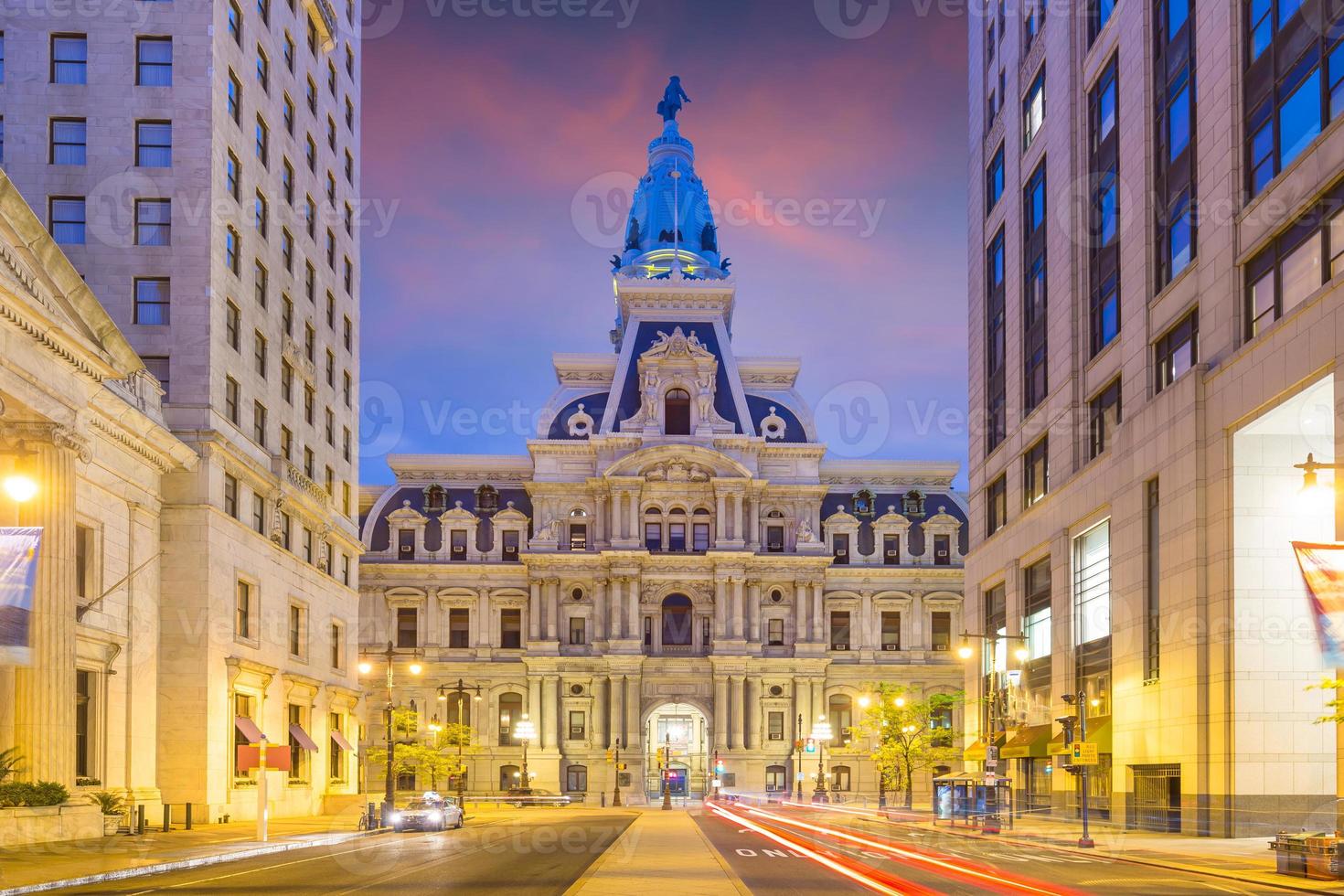 Philadelphia historiska stadshusbyggnad i skymningen foto