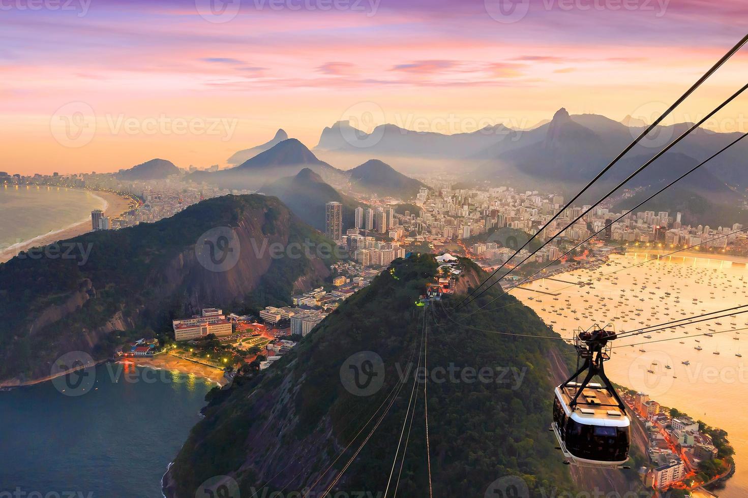 nattvy över Copacabana -stranden, Urca och Botafogo i Rio de Janeiro foto