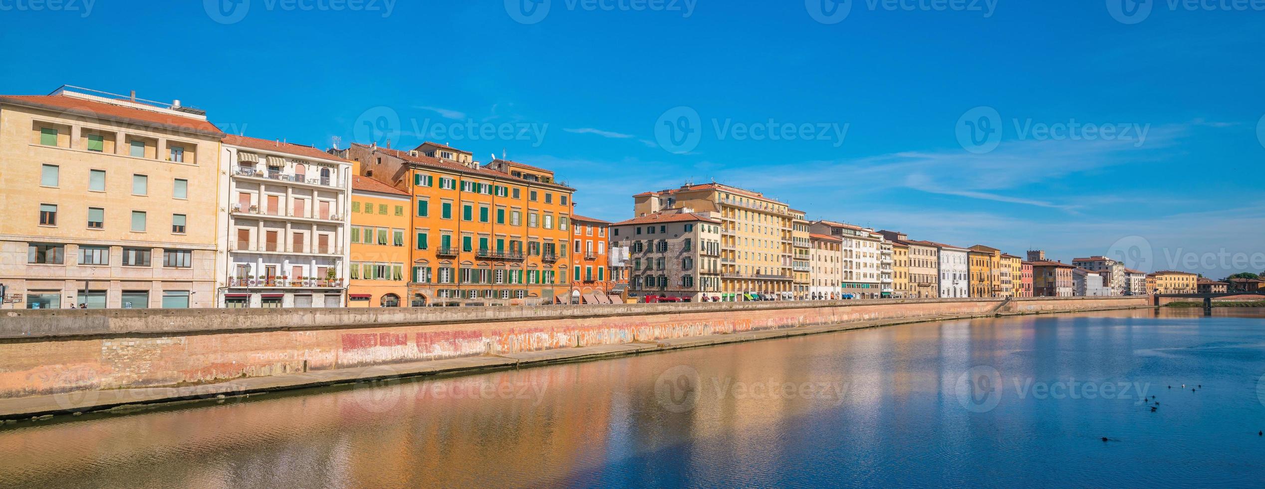 Pisa stadssilhuett och Arno-floden foto