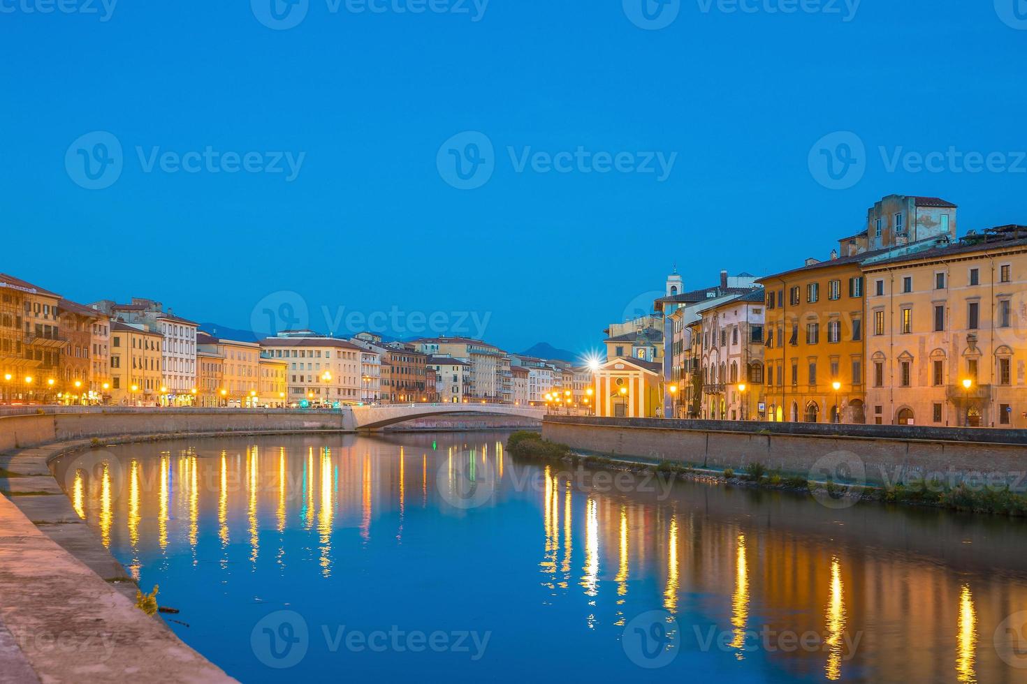 Pisa stadssilhuett och Arno-floden foto