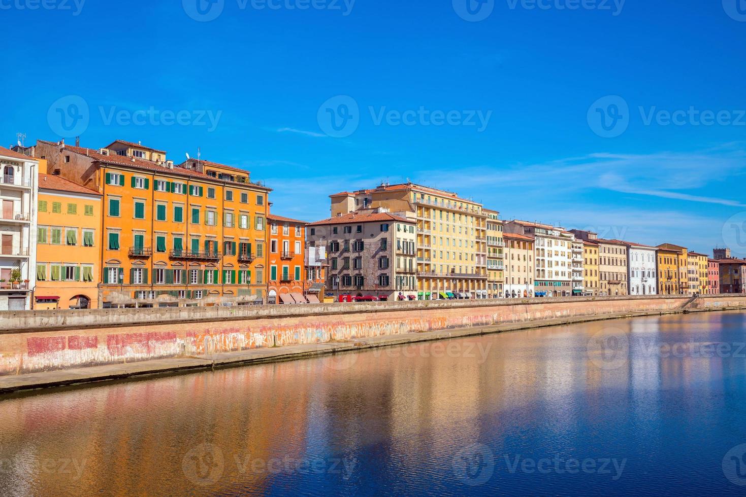 Pisa stadssilhuett och Arno-floden foto