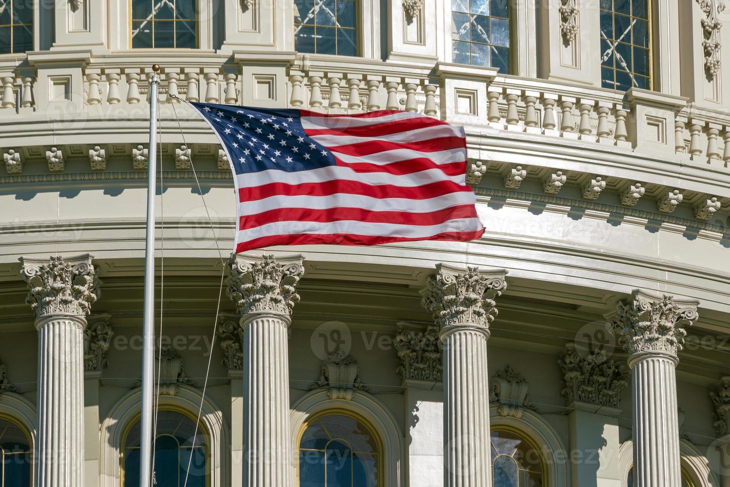 washington dc capitol detalj med amerikansk flagga foto