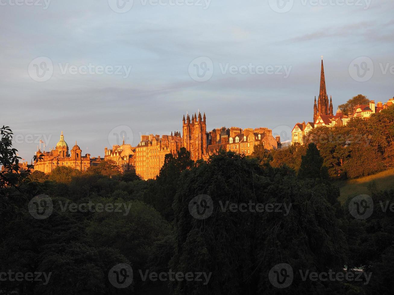 Edinburghs slott vid solnedgången foto