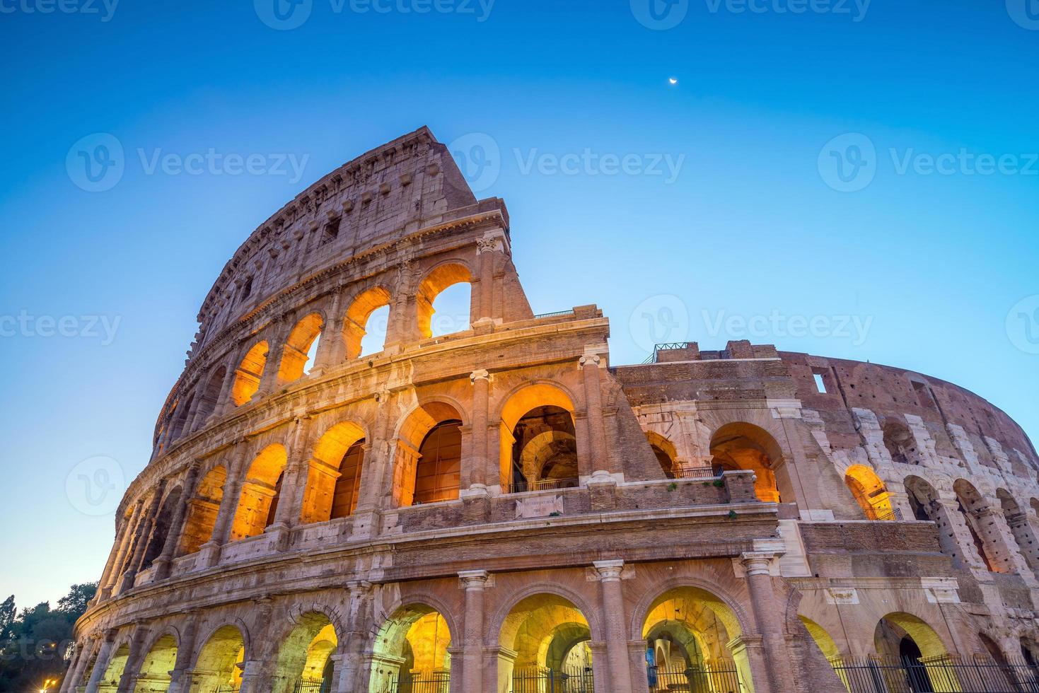 utsikt över colosseum i Rom i skymningen foto