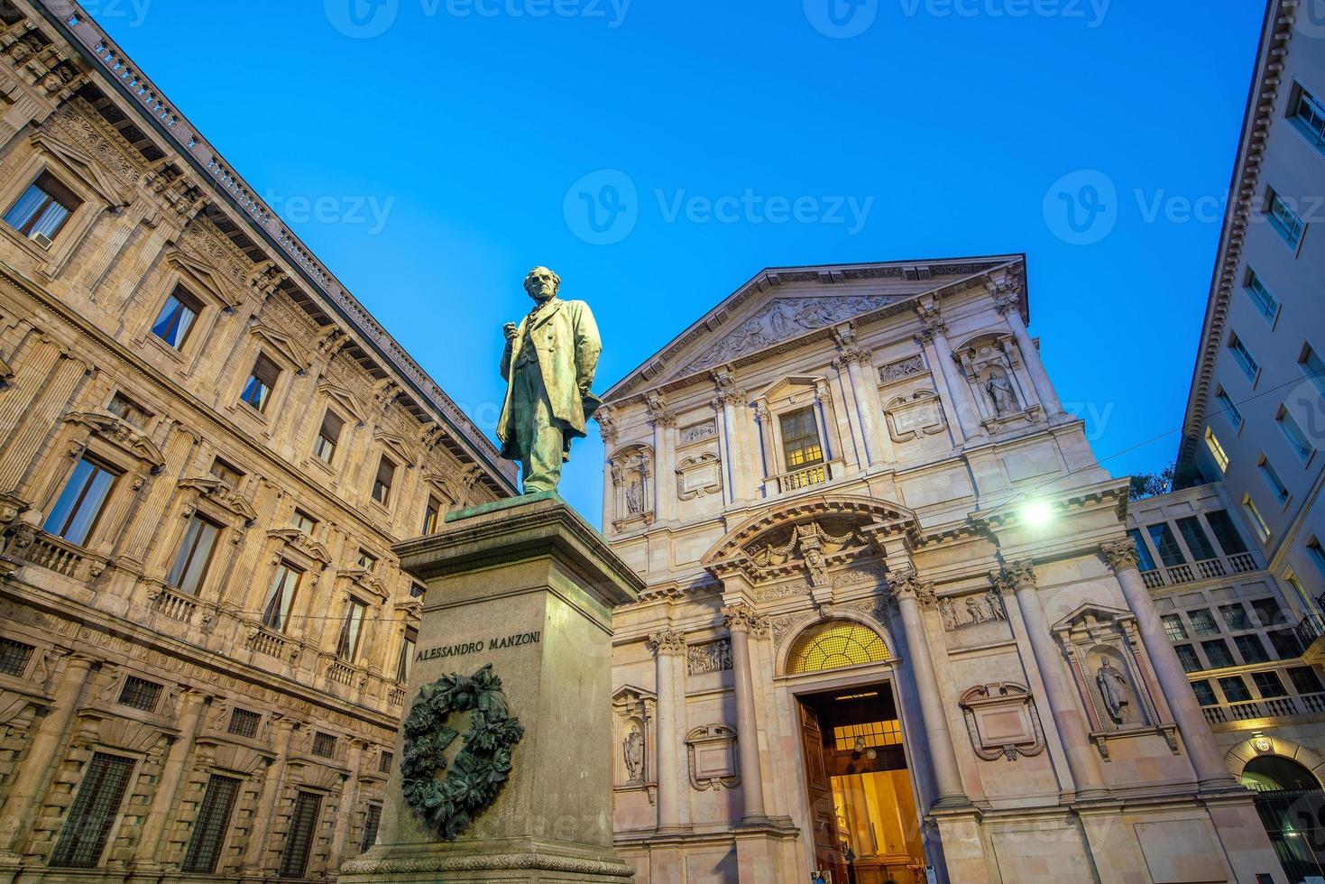 tappningbyggnad i gammal stad, centrumområde i milan foto