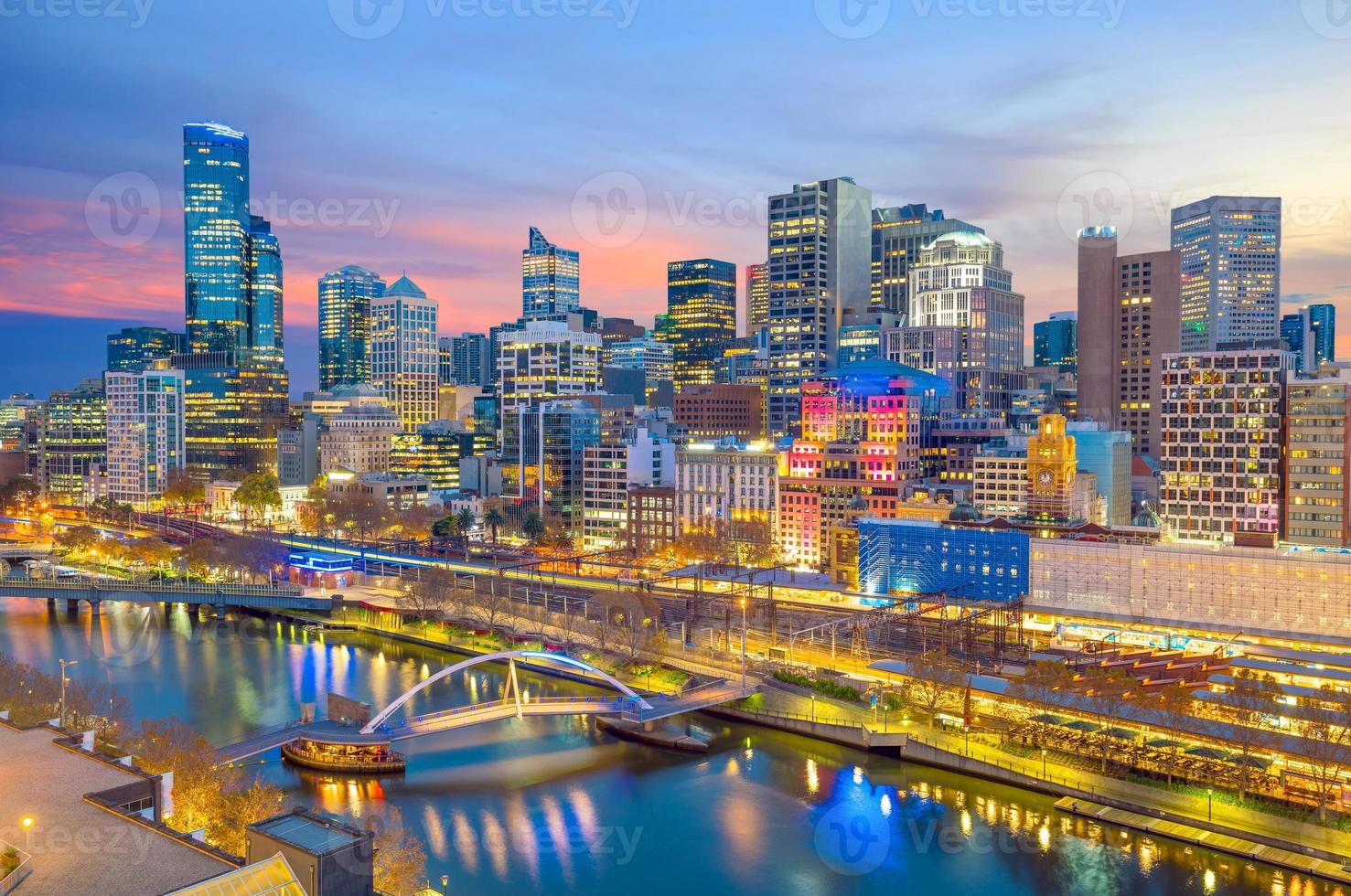 Melbourne stadshorisont vid skymningen foto