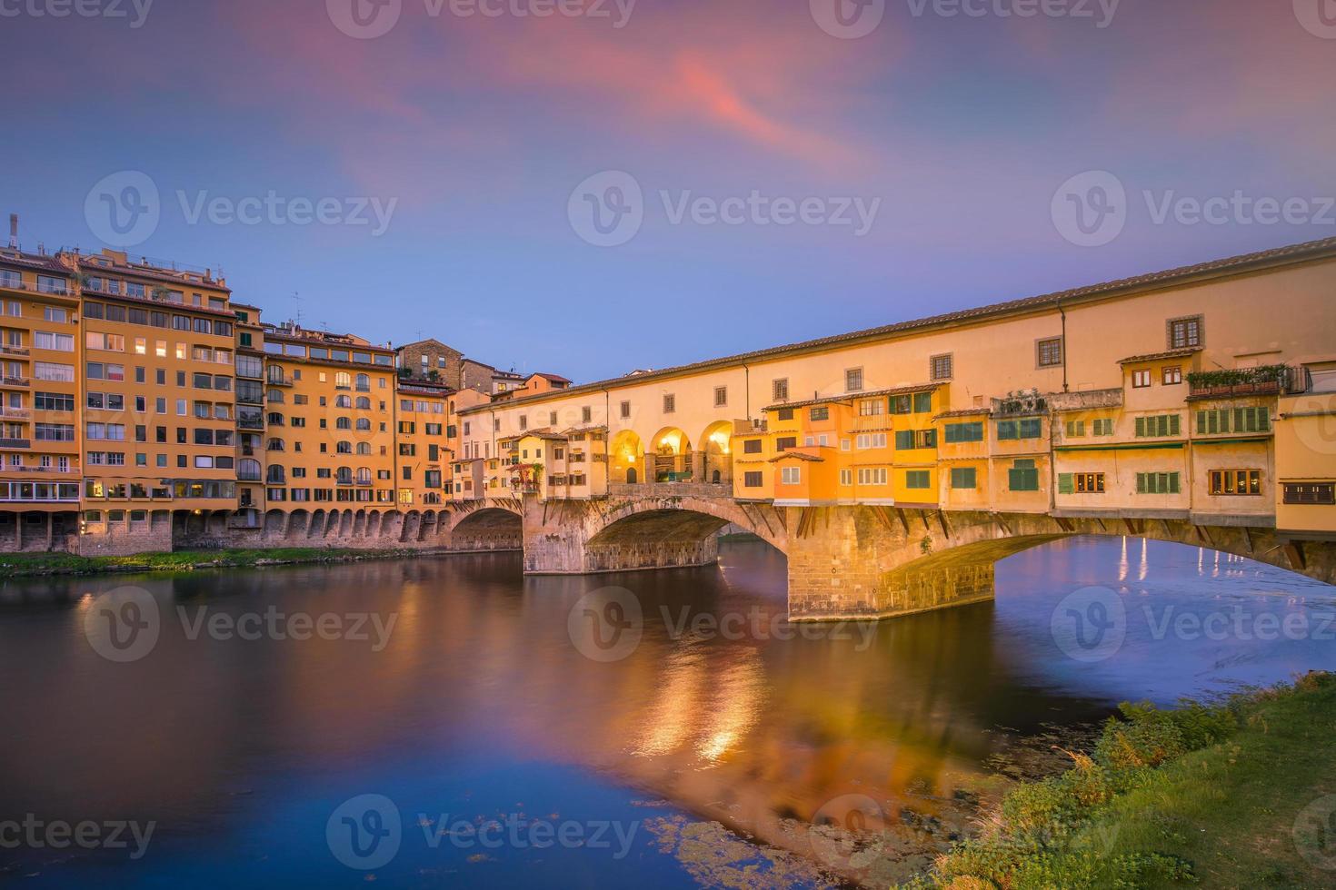 ponte vecchio över floden Arno i Florens foto