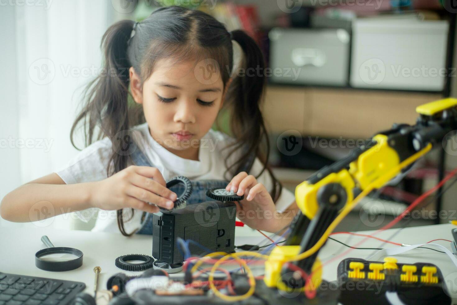 stam utbildning begrepp. asiatisk ung flicka inlärning robot design. foto
