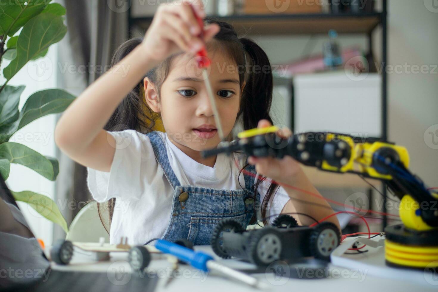 stam utbildning begrepp. asiatisk ung flicka inlärning robot design. foto