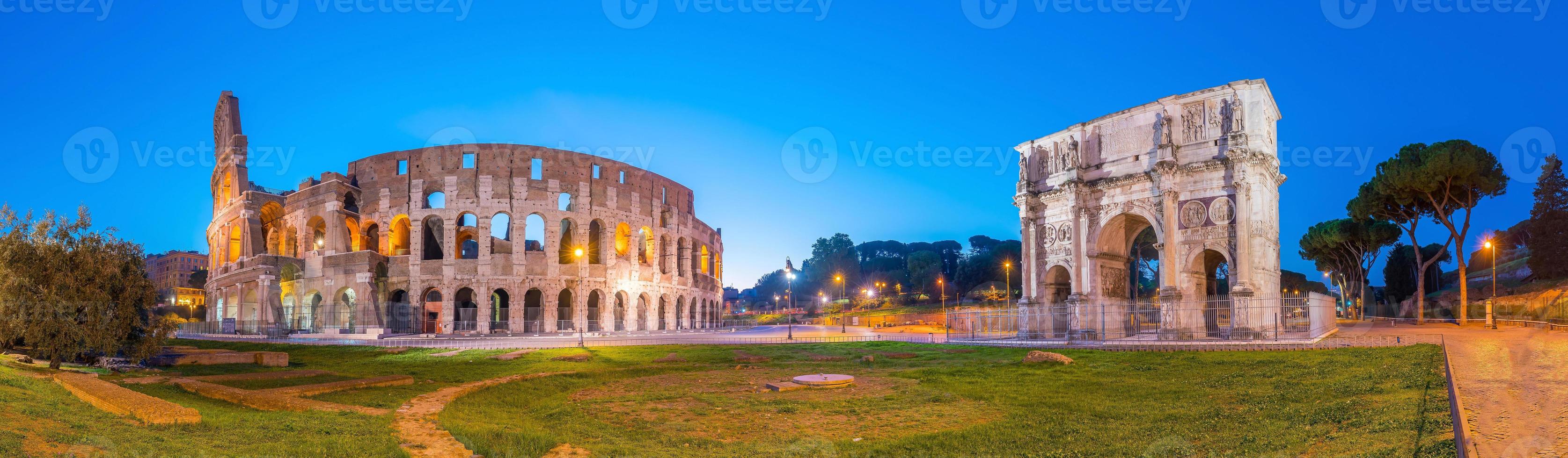 utsikt över colosseum i Rom i skymningen foto