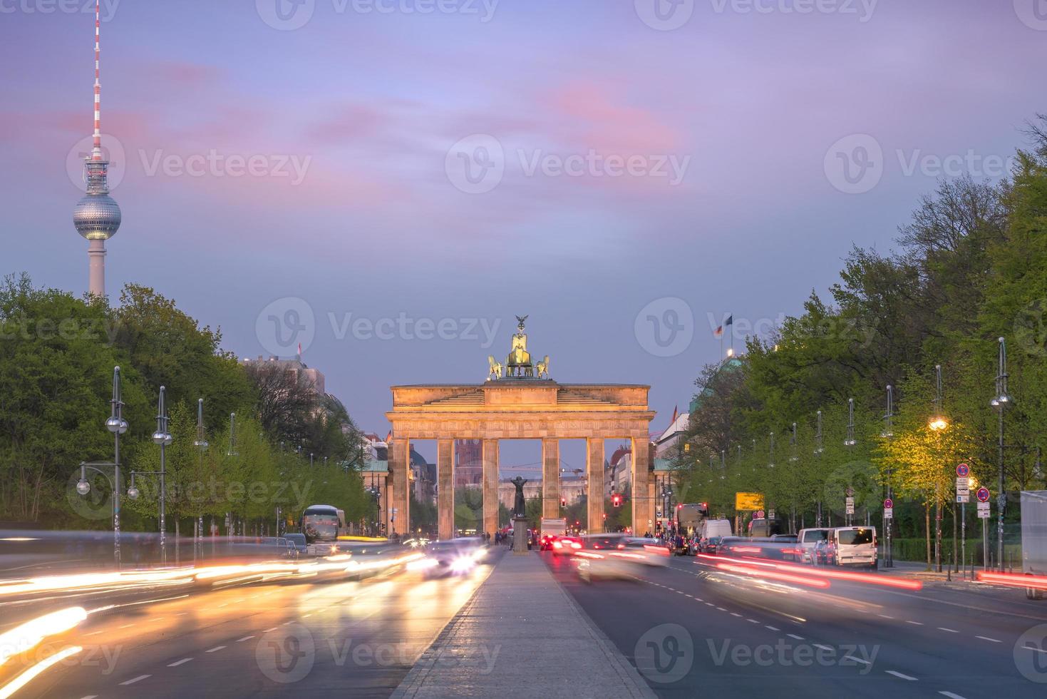 Brandenburger Tor i Berlin vid solnedgången foto