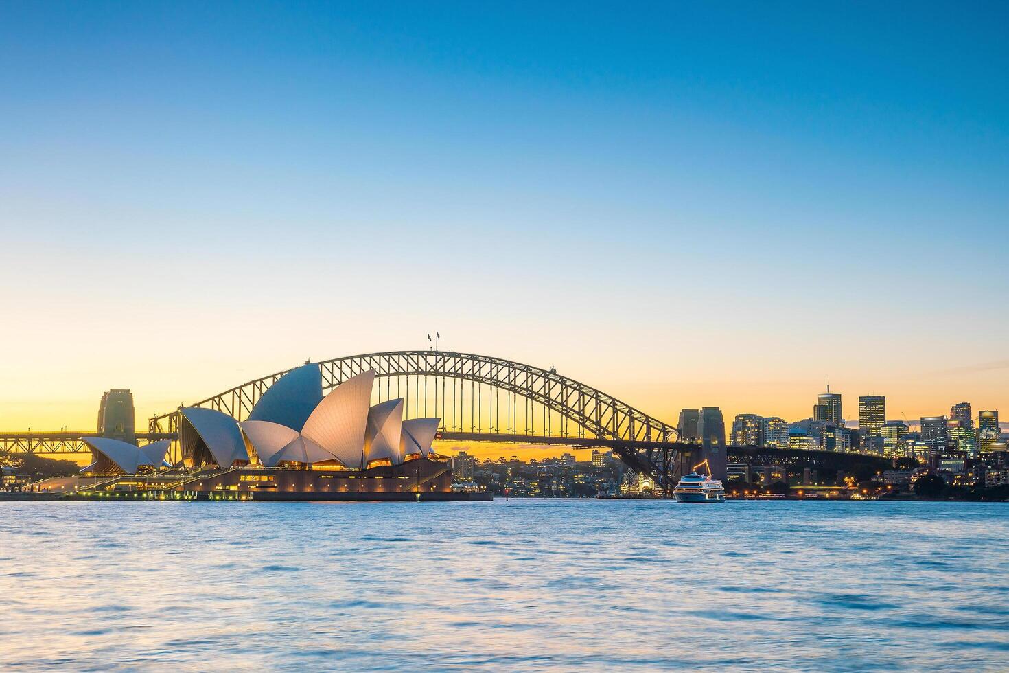 centrala sydney skyline i skymningen foto