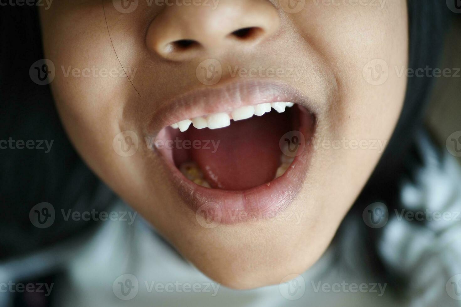 stänga upp av barn skrikande på Hem foto