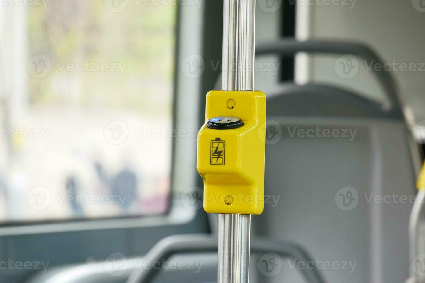 mobil telefon laddare med uSB i offentlig transport foto