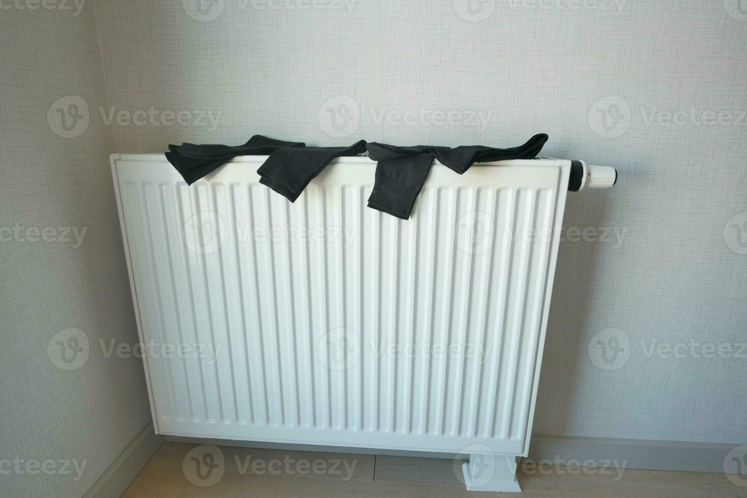 svart strumpa torkning på uppvärmning radiator, foto