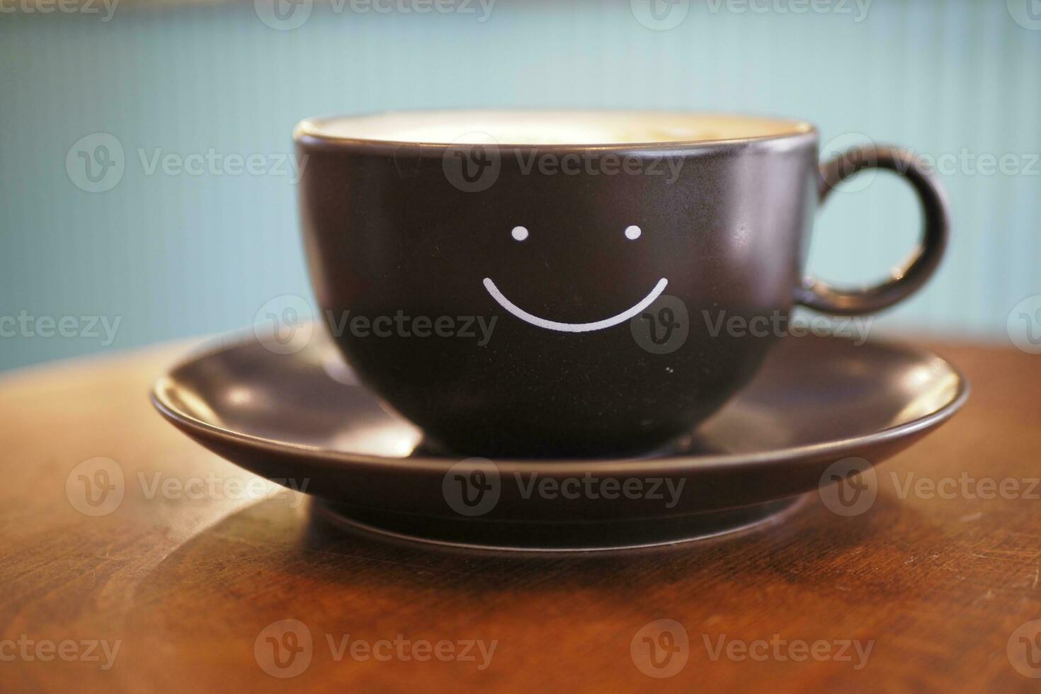 svart kaffe kopp med leende form design på den foto