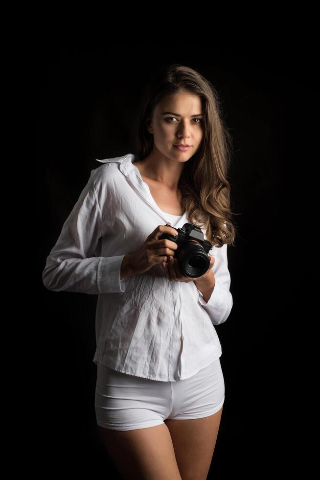 modeporträtt av ung kvinna fotograf med kamera foto