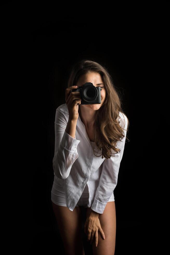 modeporträtt av ung kvinna fotograf med kamera foto
