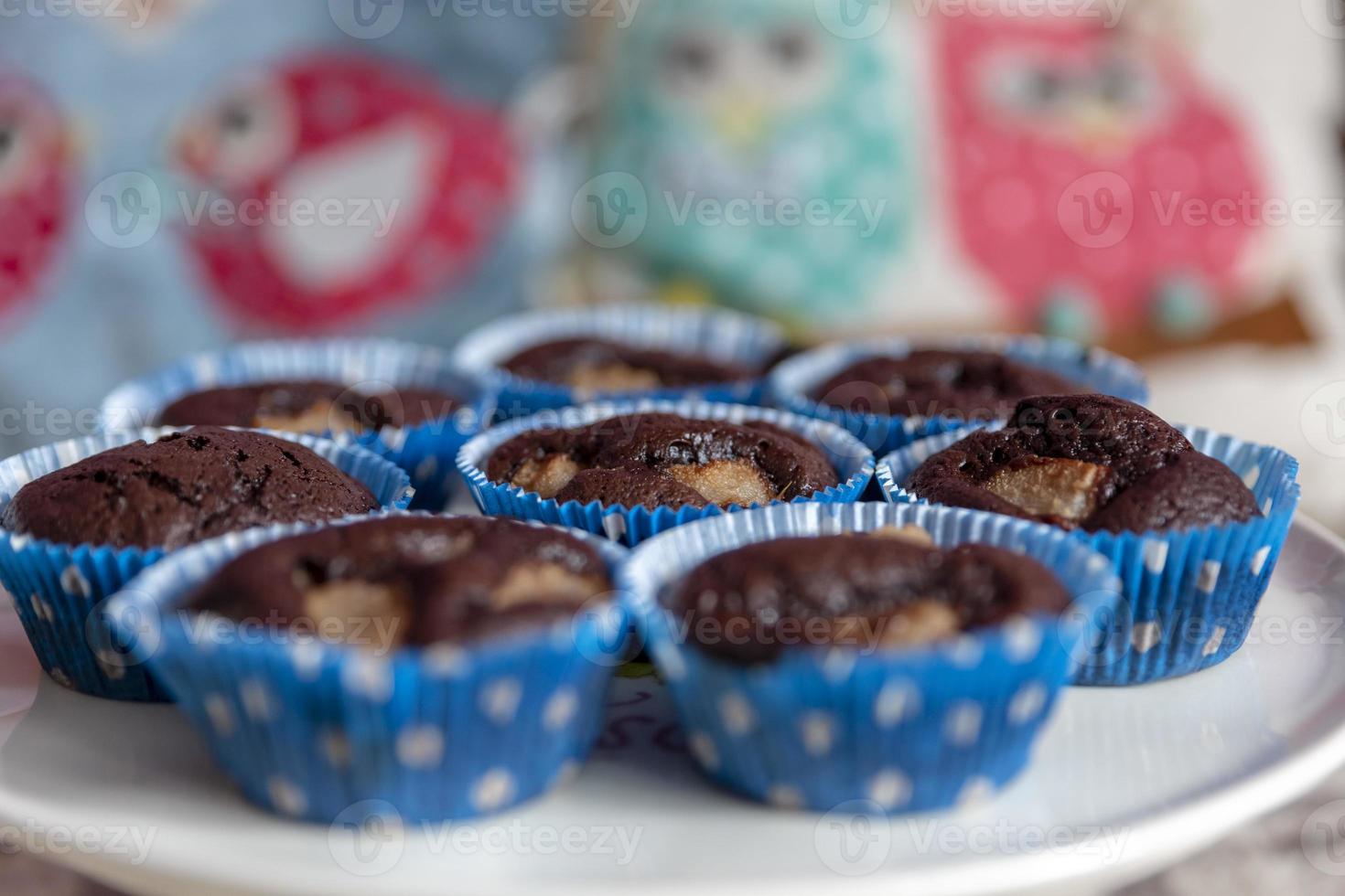 närbild av handgjorda chokladmuffins i vit tallrik. foto