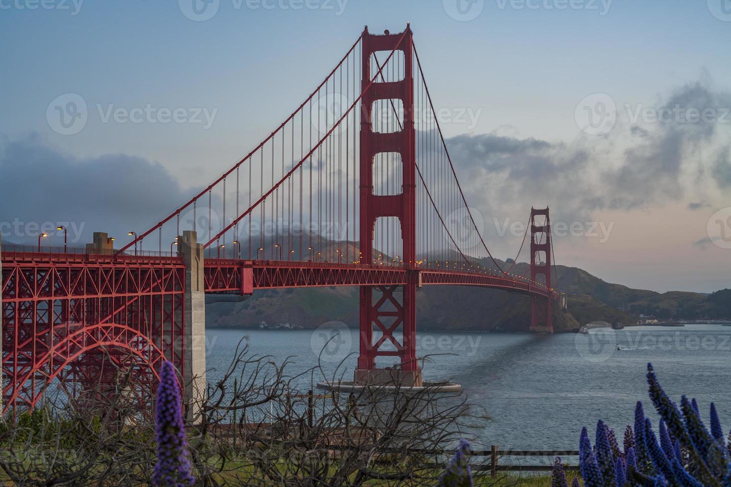 golden gate bridge upplyst vid soluppgången, san francisco, usa foto