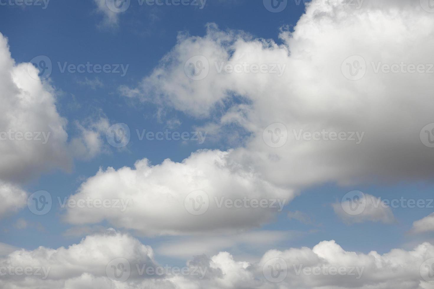 blå himmel och moln, vita moln som flyter på himlen foto