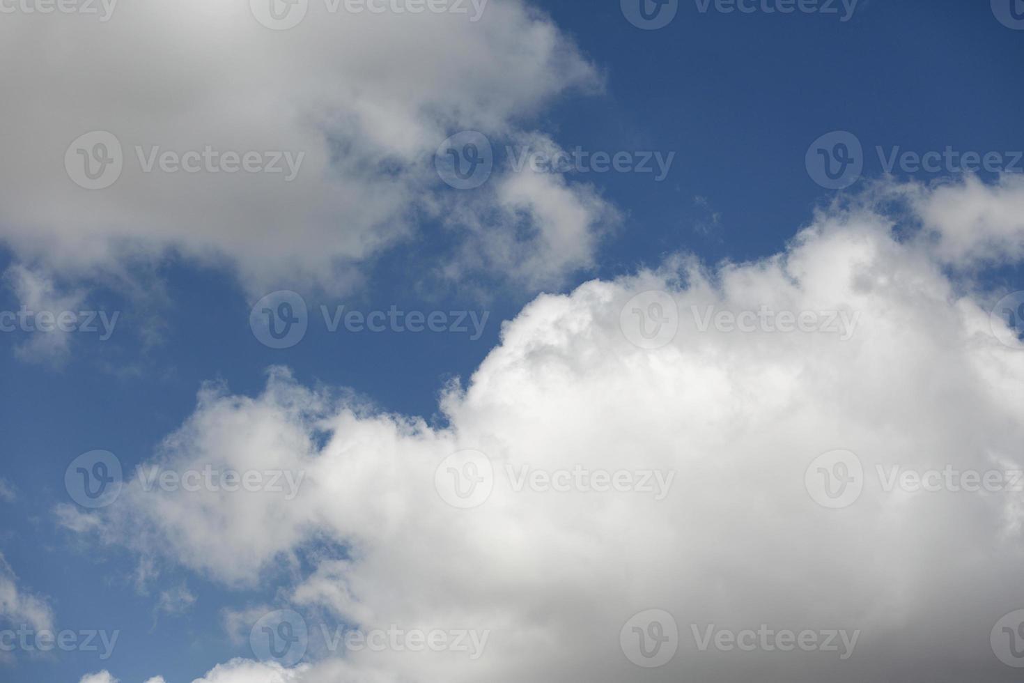 blå himmel och moln, vita moln som flyter på himlen foto