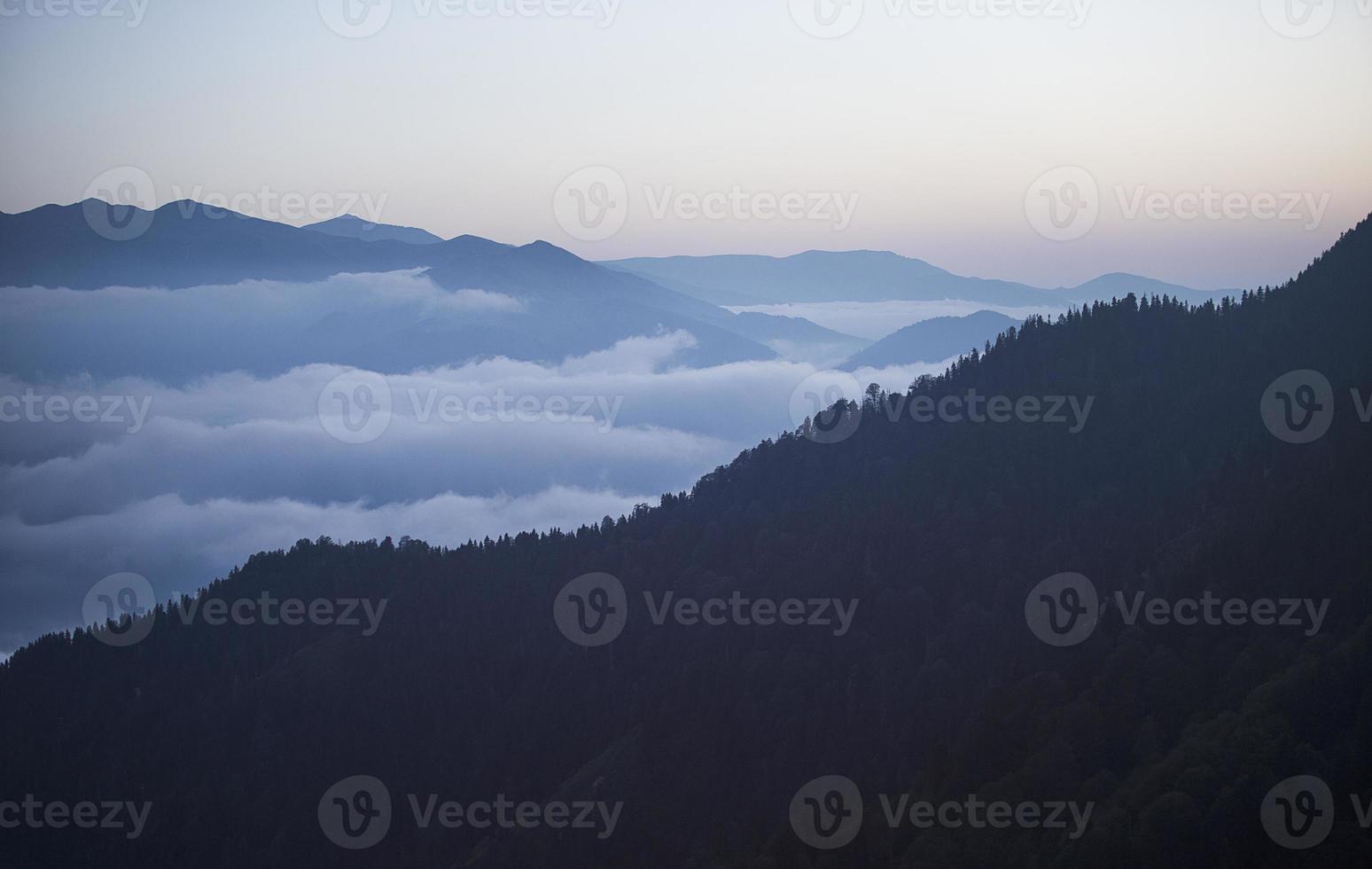 bland dimman bergsutsikt, solnedgång, rize, kalkon foto