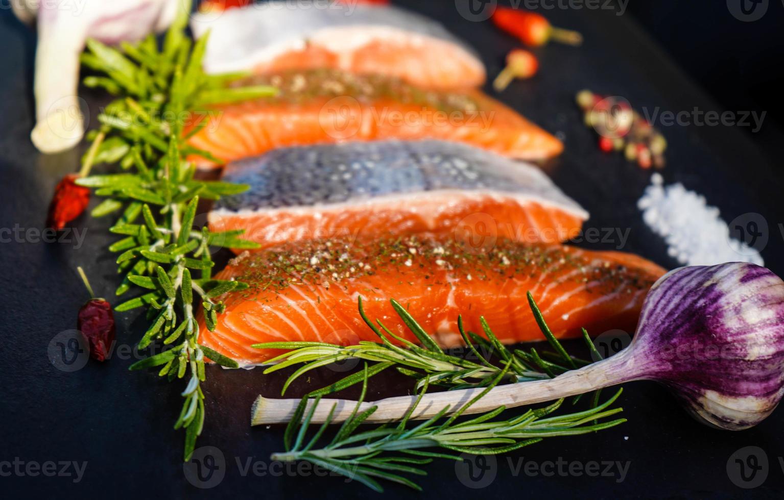 färsk laxöringfilé med örter kryddor och sallad till grill foto